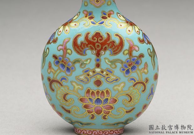 清 乾隆釉上彩藍地花卉紋鼻煙壺